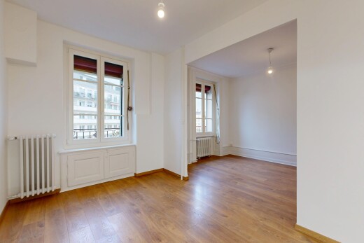 pièce vide avec radiateur, cloison sèche, drywall, sol en finition bois, et wood finish floor