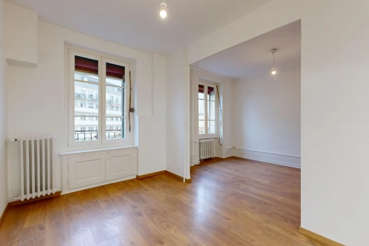 pièce vide avec radiateur, cloison sèche, drywall, sol en finition bois, et wood finish floor