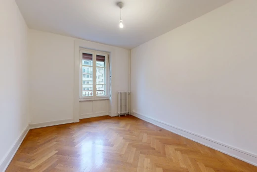 pièce vide avec cloison sèche, drywall, sol en finition bois, wood finish floor, et plinthes murales