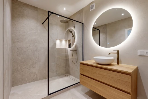 salle de bains avec miroir, salle de bain complète, évier, mur en carrelage, et tile wall