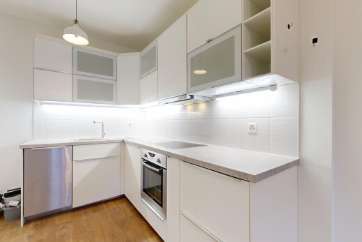 cuisine avec light countertops, four, armoires blanches, white cabinets, et éclairage suspendu