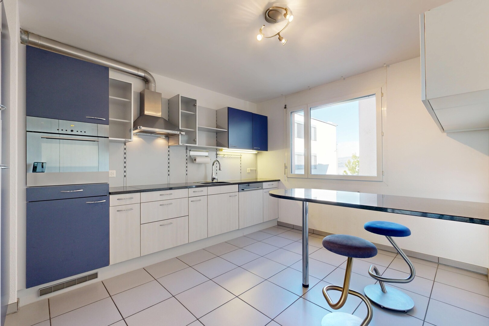küche mit two tone kitchen, ofen, dunstabzugshaube, dark countertops, und arbeitsplatten