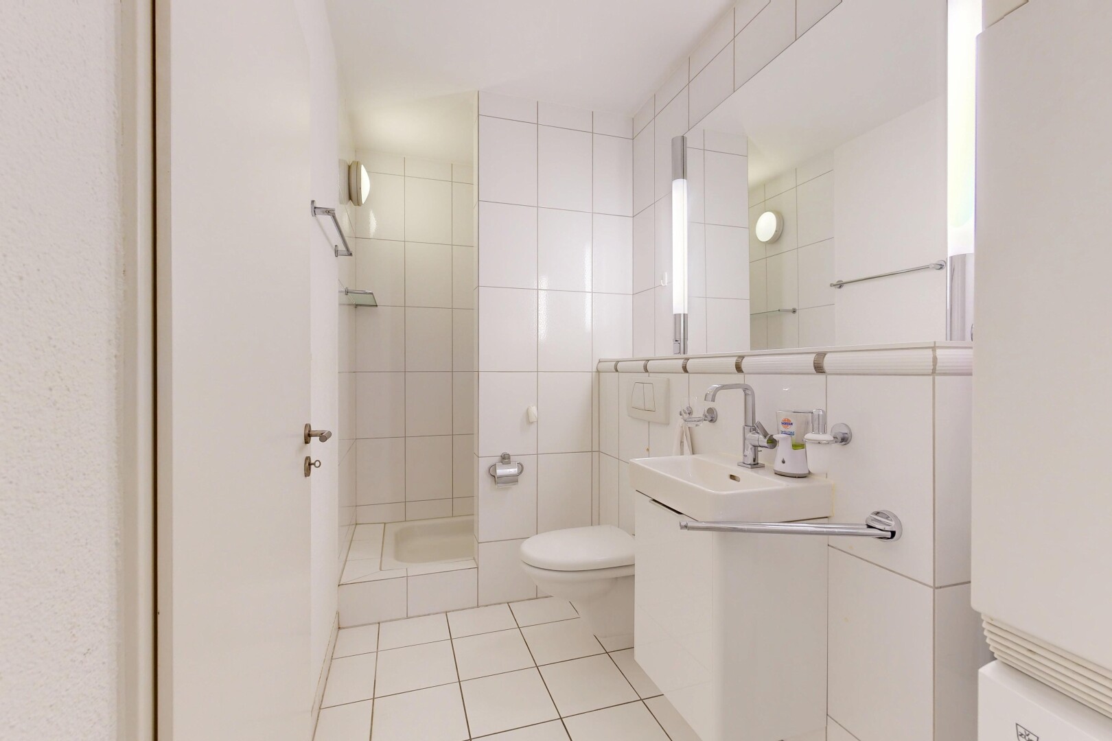 bad mit komplettes badezimmer, spiegel, toilette, fliesenwand, und tile wall