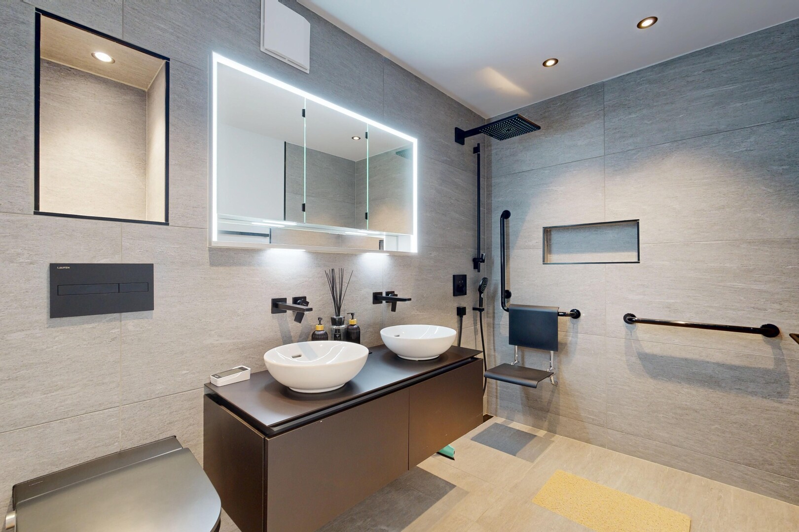 bad mit tile wall, fliesenwand, komplettes badezimmer, dusche, und spiegel