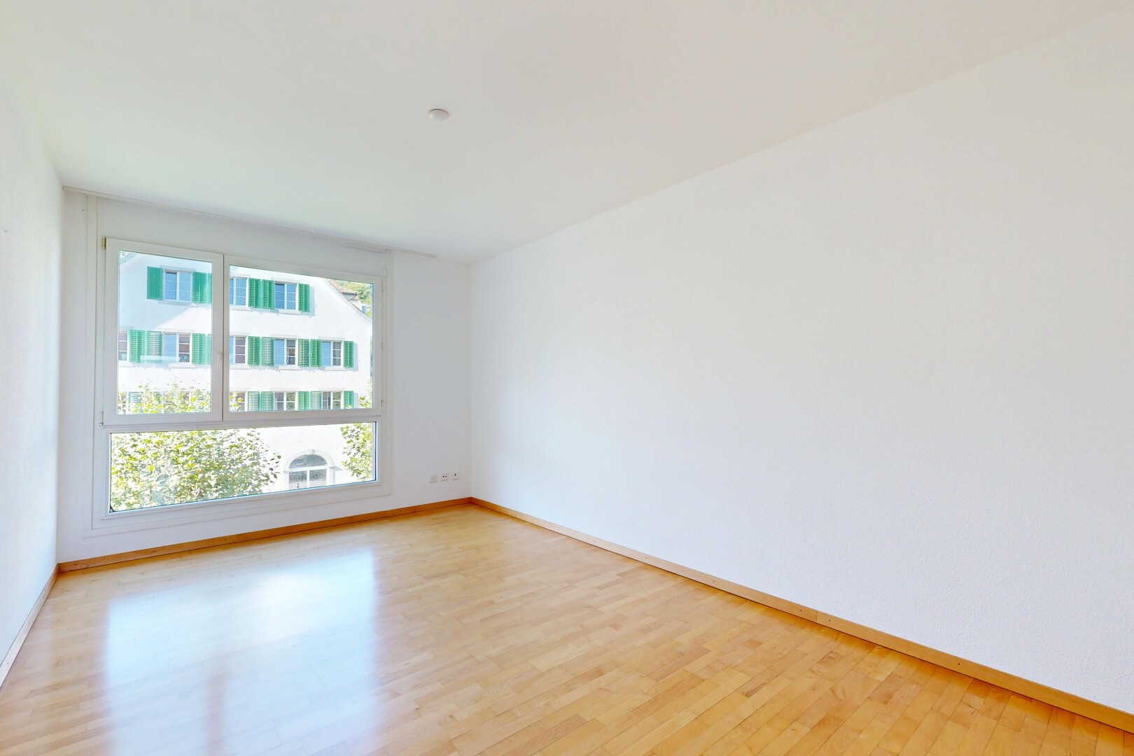 leerer raum mit holzfußboden, wood finish floor, gipskartonwand, drywall, und sockelleisten