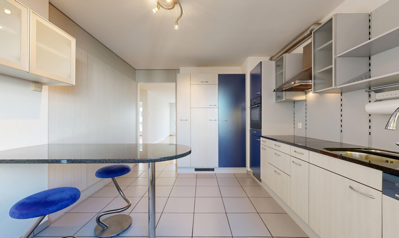 küche mit dark countertops, light floor, glass insert cabinets, schränke mit glastüren, und dunstabzugshaube