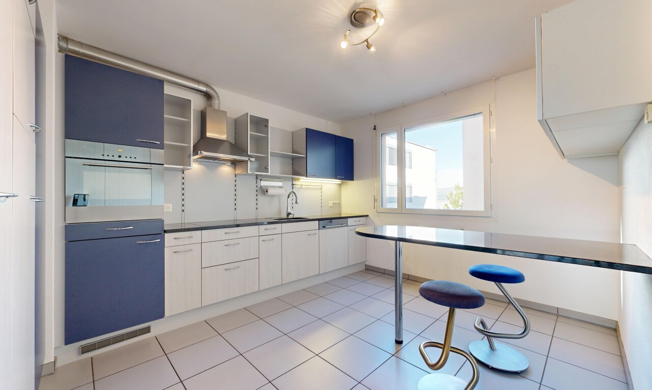 küche mit two tone kitchen, ofen, dunstabzugshaube, dark countertops, und arbeitsplatten