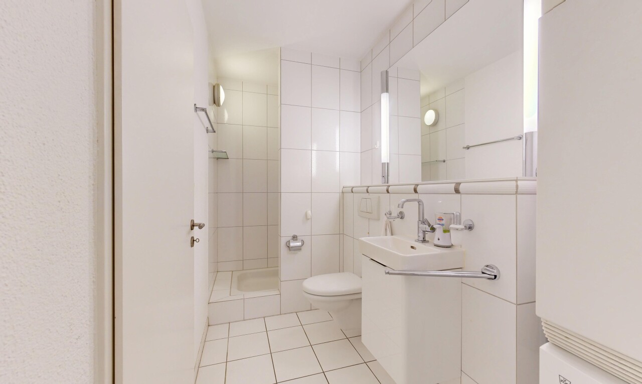 bad mit komplettes badezimmer, spiegel, toilette, fliesenwand, und tile wall