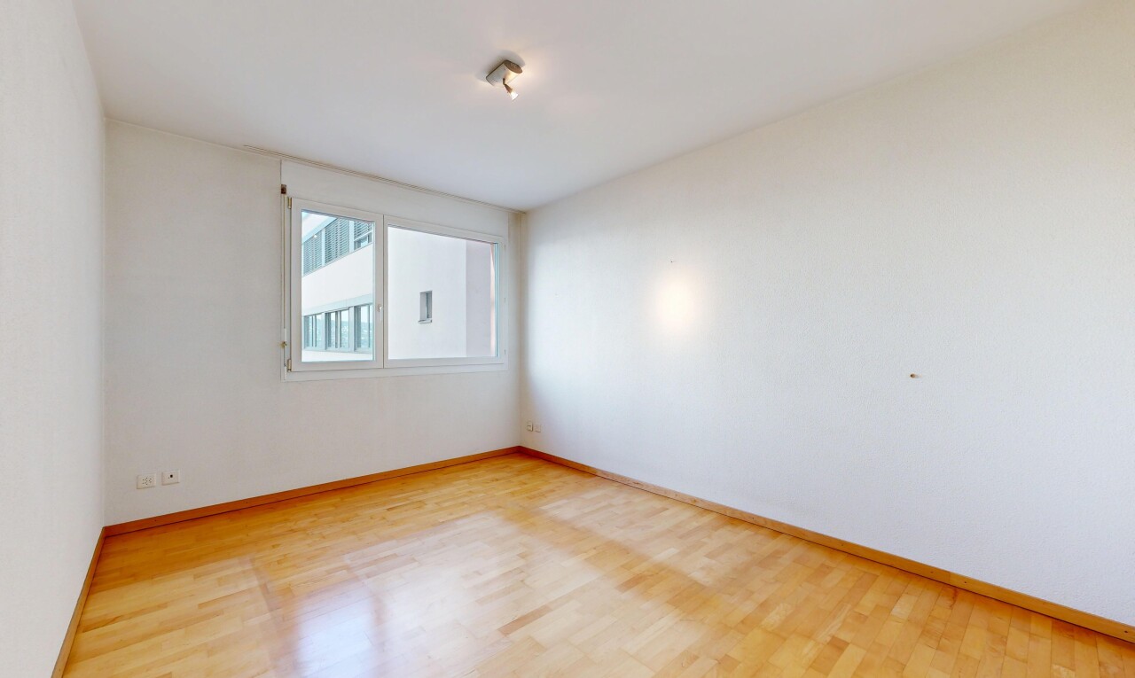 leerer raum mit wood finish floor, holzfußboden, drywall, gipskartonwand, und baseboards wall