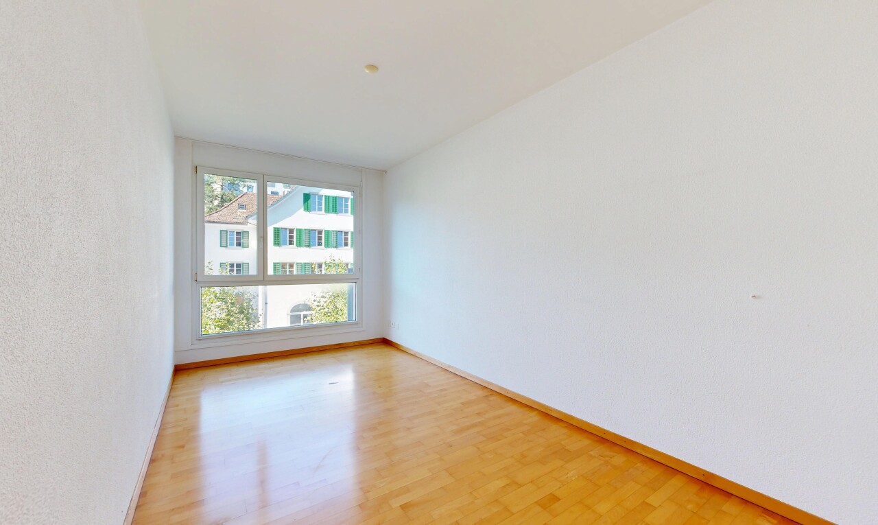 leerer raum mit holzfußboden, wood finish floor, sockelleisten, baseboards wall, und inside property