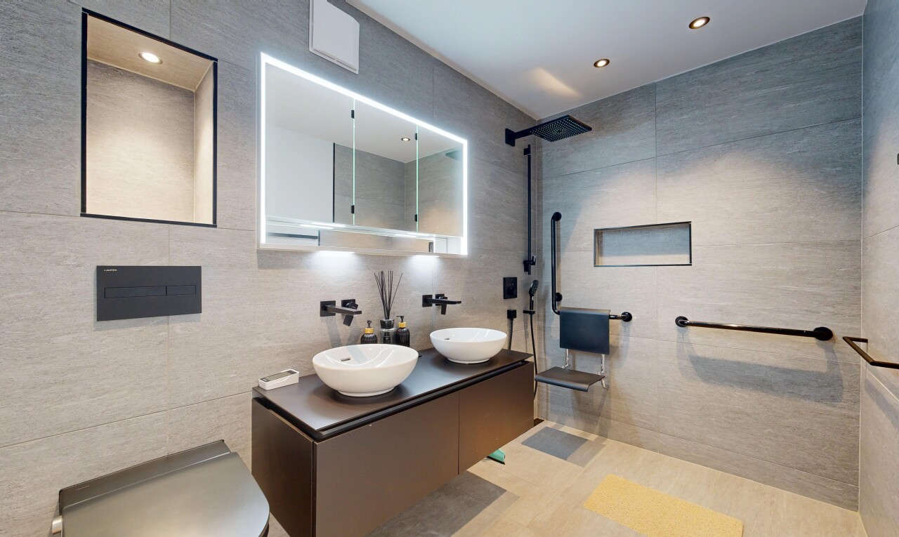 bad mit tile wall, fliesenwand, komplettes badezimmer, dusche, und spiegel