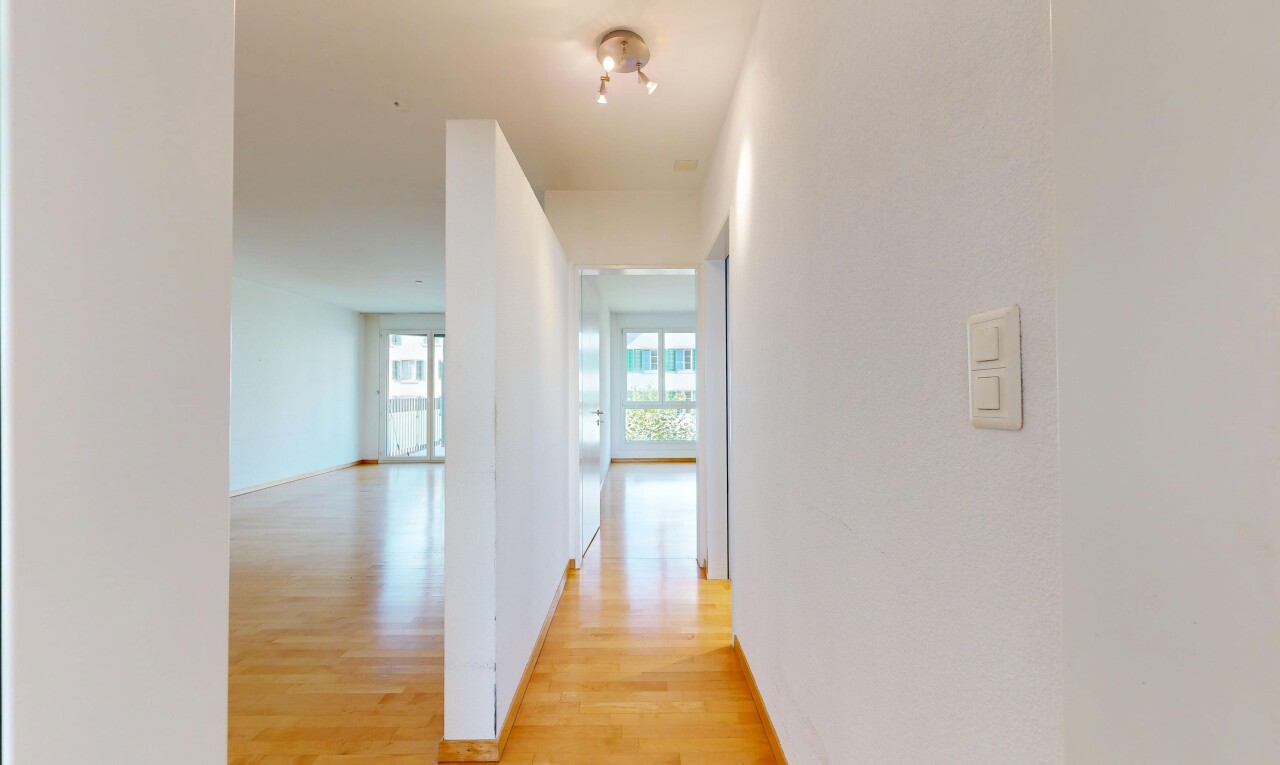 halle / korridor mit wood finish floor, holzfußboden, light floor, inside property, und baseboards wall