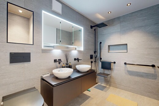 salle de bains avec tile wall, mur en carrelage, salle de bain complète, douche, et miroir