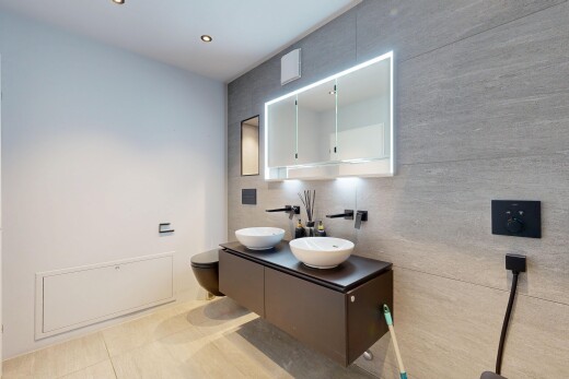 salle de bains avec double vasque, tile wall, mur en carrelage, évier, et miroir