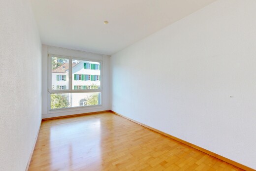 pièce vide avec sol en finition bois, wood finish floor, plinthes murales, baseboards wall, et inside property