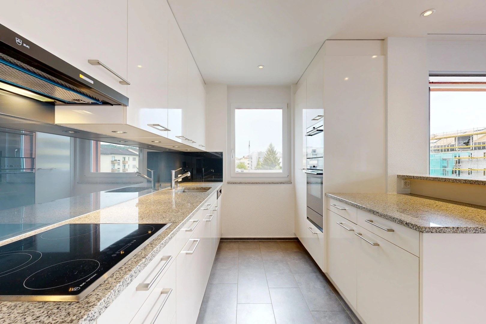 küche mit dunstabzugshaube, light countertops, herd, stone countertops, und stein arbeitsplatten
