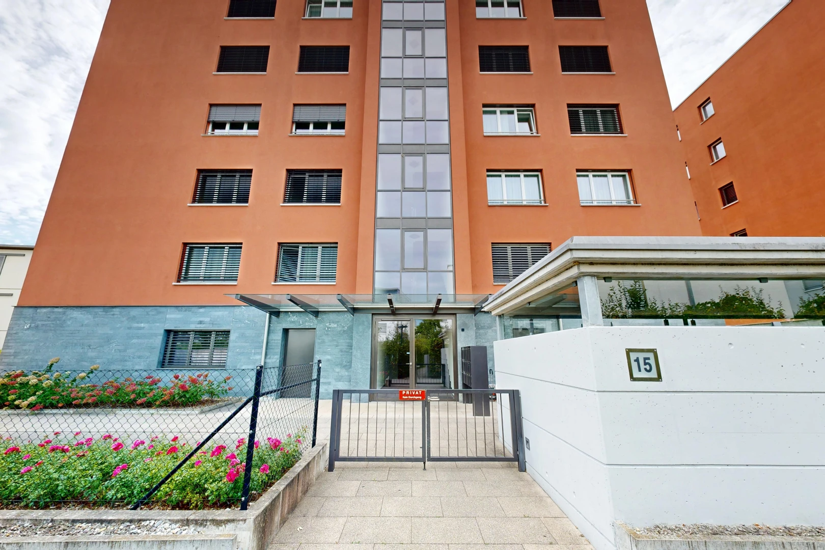 außenansicht mit zaun, apartment complex view, blick auf wohnanlage, und from community
