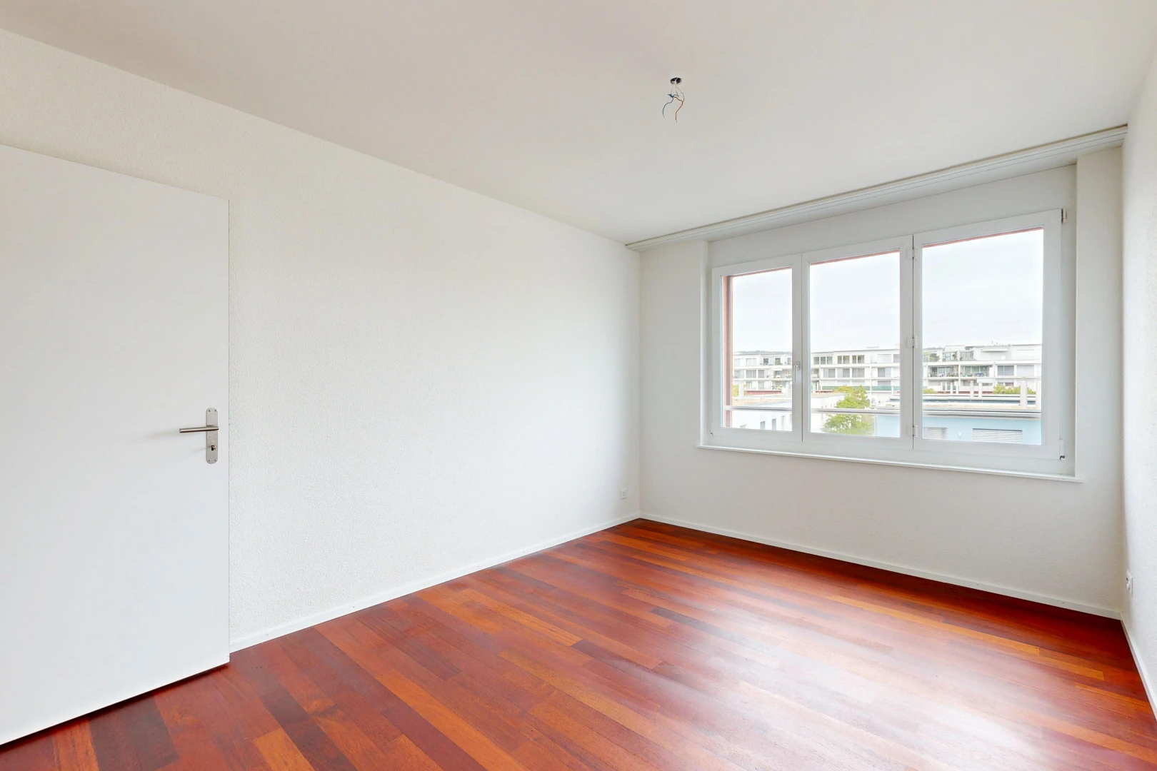 leerer raum mit gipskartonwand, drywall, inside property, holzfußboden, und wood finish floor