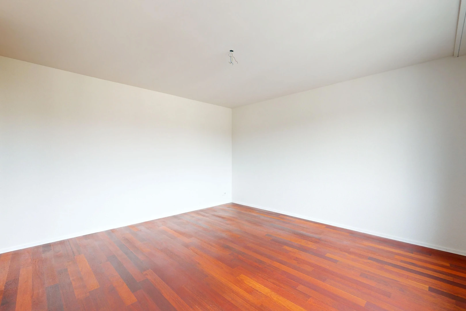 leerer raum mit drywall, gipskartonwand, wood finish floor, holzfußboden, und inside property