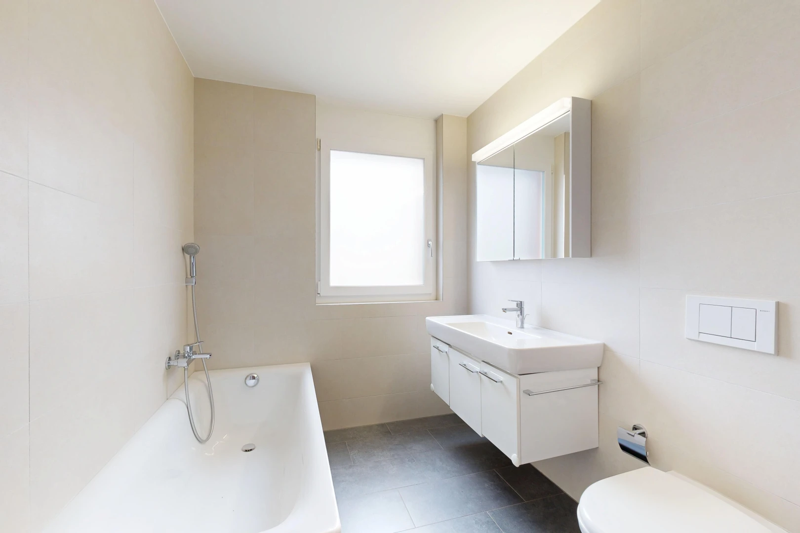 bad mit komplettes badezimmer, spiegel, bad, schminktisch, und dark floor