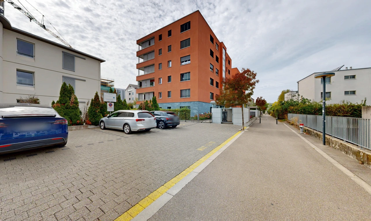 außenansicht mit from community, apartment complex view, blick auf wohnanlage, zaun, und straßenlaternen