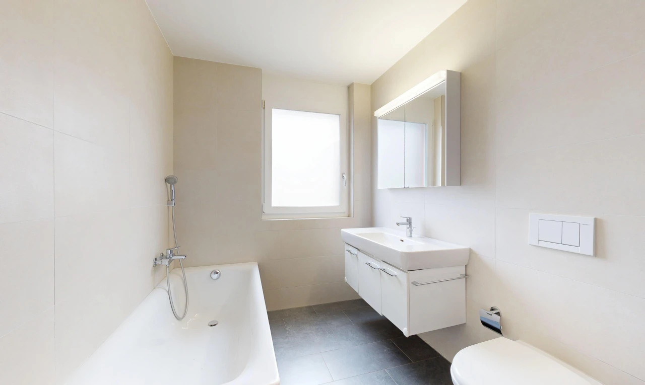 bad mit komplettes badezimmer, spiegel, bad, schminktisch, und dark floor