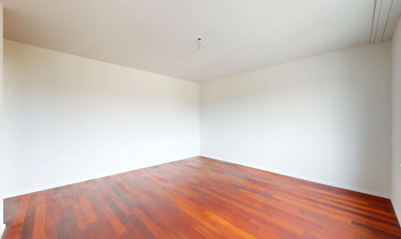 leerer raum mit drywall, gipskartonwand, wood finish floor, holzfußboden, und inside property