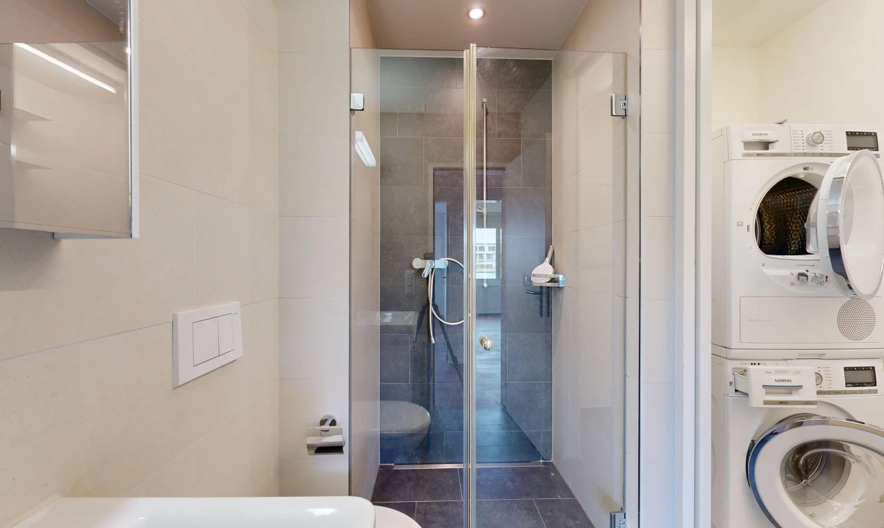 bad mit dusche, komplettes badezimmer, inside property, waschturm, und einbauleuchten