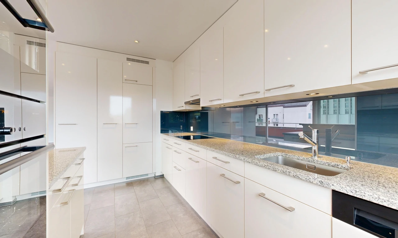küche mit light countertops, stein arbeitsplatten, stone countertops, waschbecken, und light floor