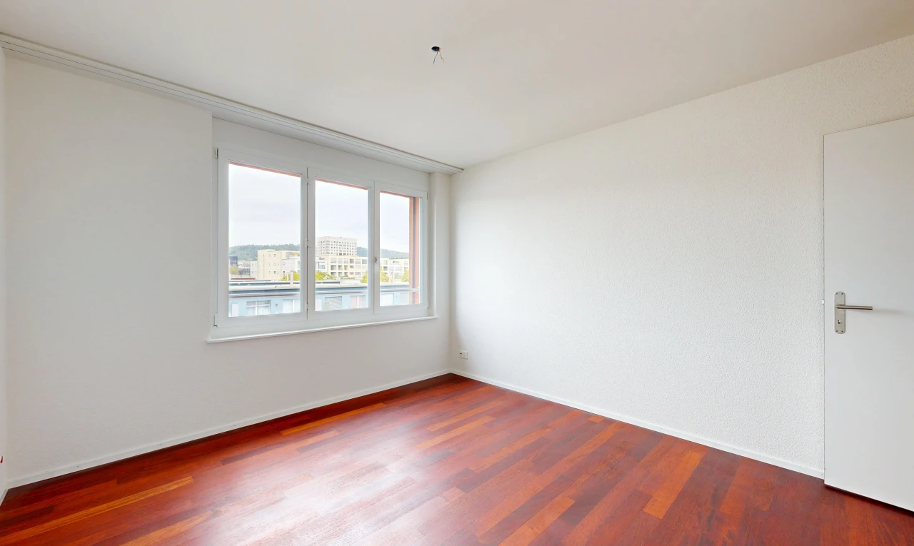 leerer raum mit inside property, wood finish floor, holzfußboden, baseboards wall, und sockelleisten