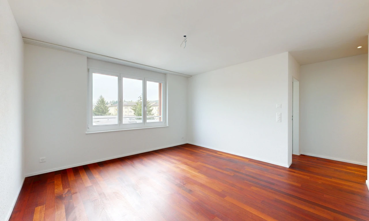 leerer raum mit gipskartonwand, drywall, holzfußboden, wood finish floor, und inside property
