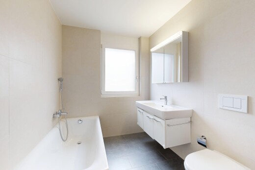 bad mit komplettes badezimmer, spiegel, bad, schminktisch, und dark floor