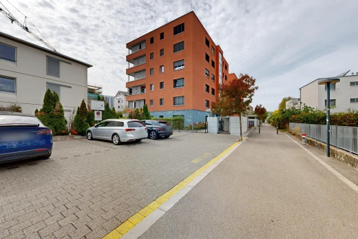 außenansicht mit from community, apartment complex view, blick auf wohnanlage, zaun, und straßenlaternen