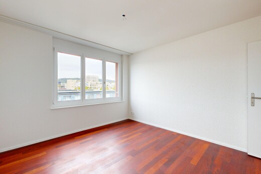 leerer raum mit inside property, wood finish floor, holzfußboden, baseboards wall, und sockelleisten