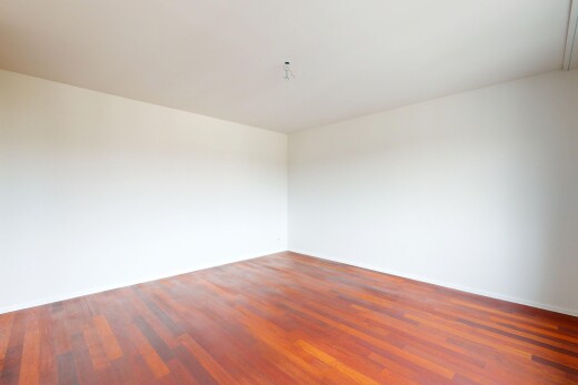 leerer raum mit drywall, gipskartonwand, wood finish floor, holzfußboden, und inside property