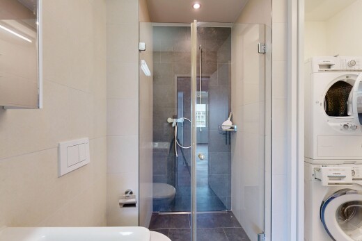 bad mit dusche, komplettes badezimmer, inside property, waschturm, und einbauleuchten