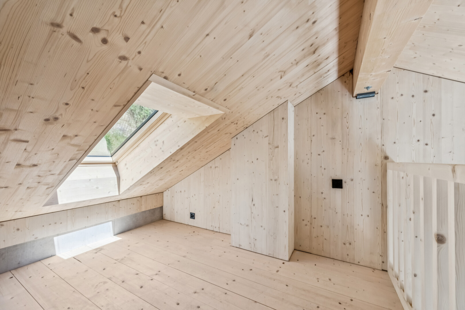 leerer raum mit dachfenster, vaulted ceiling, dachschräge, dated wood wall, und hardwood floor