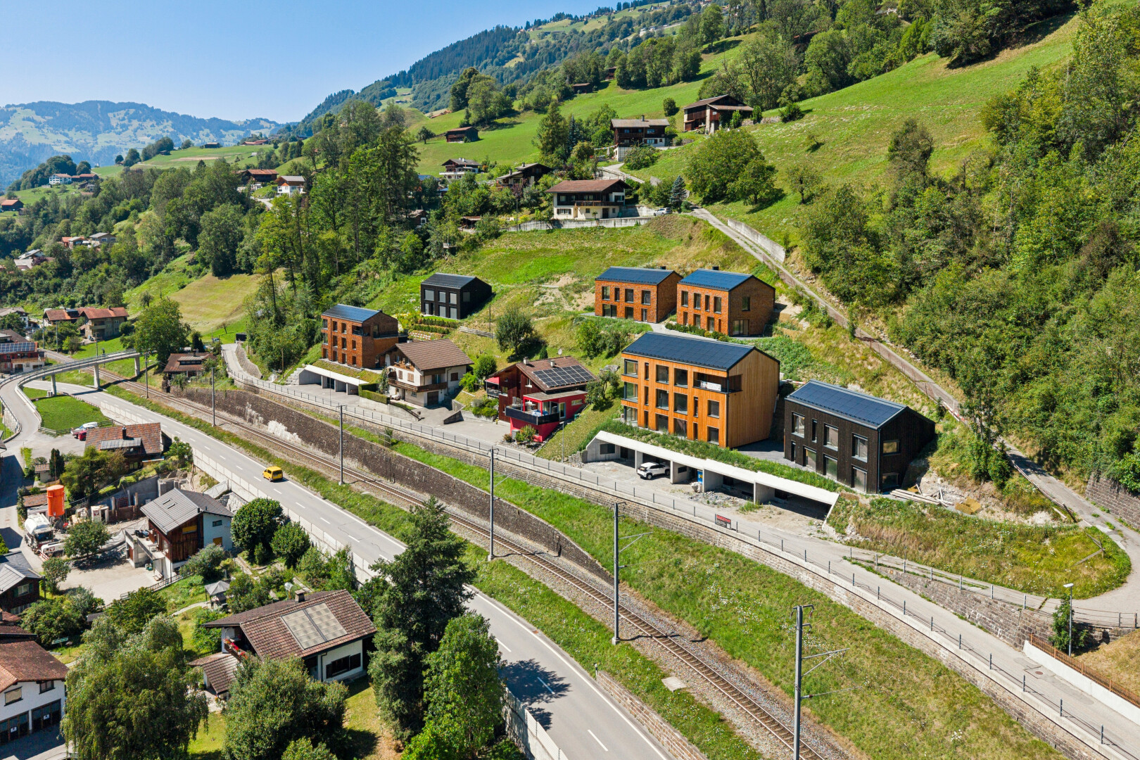 blick auf die berge mit railroad view und blick auf die bahngleise
