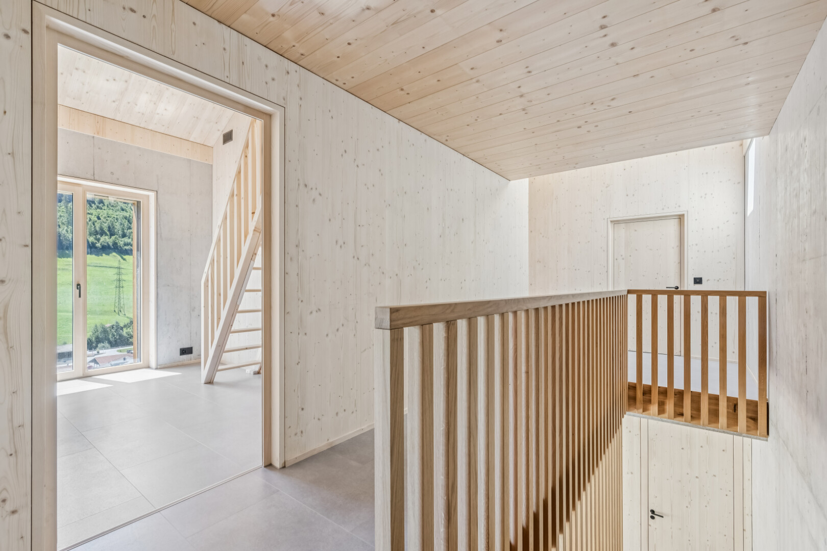 treppe mit treppen, inside property, obergeschoss-podest, wood ceiling, und holzdecke