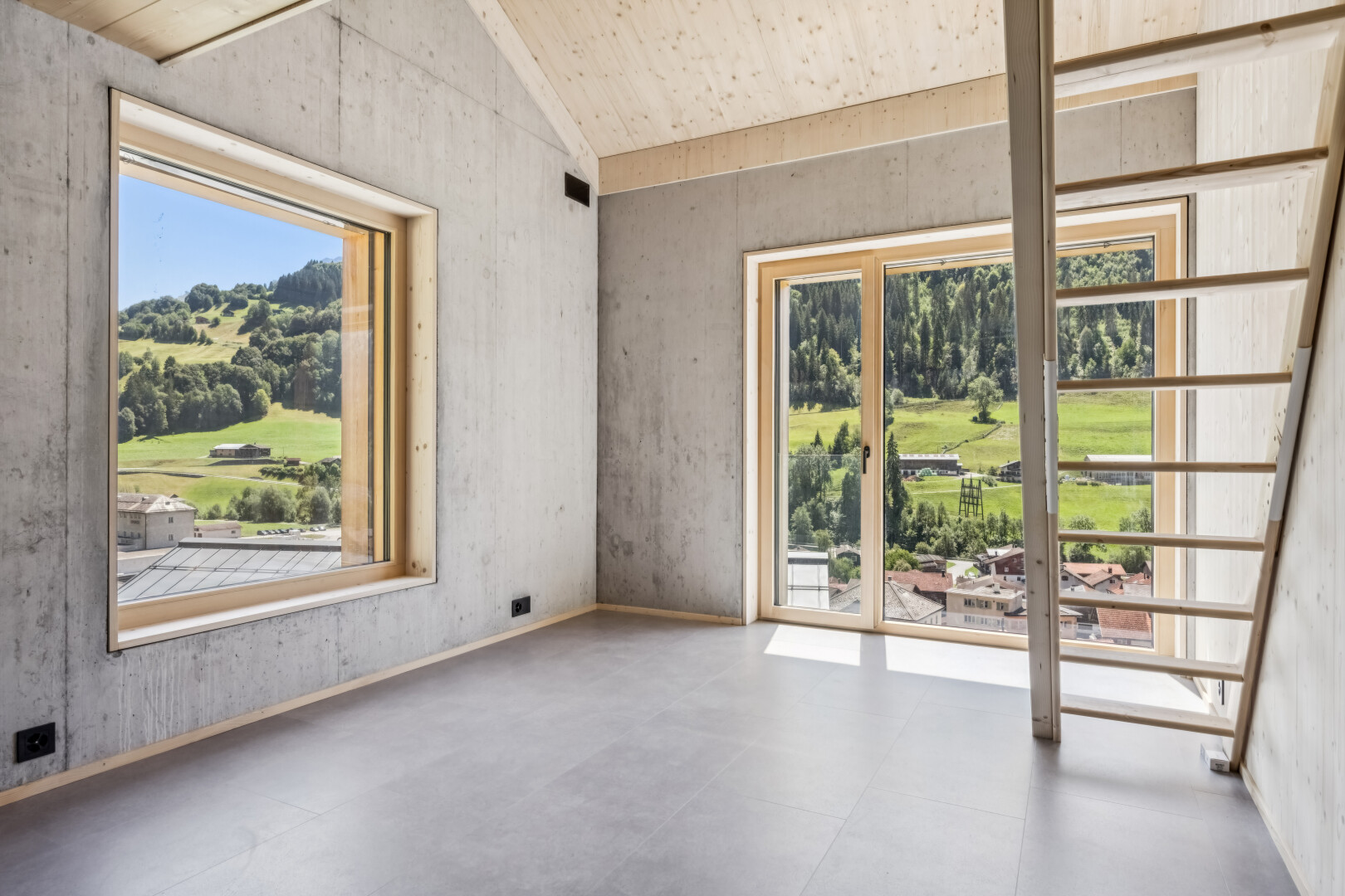 leerer raum mit dachschräge, vaulted ceiling, betonmauer, concrete wall, und inside property