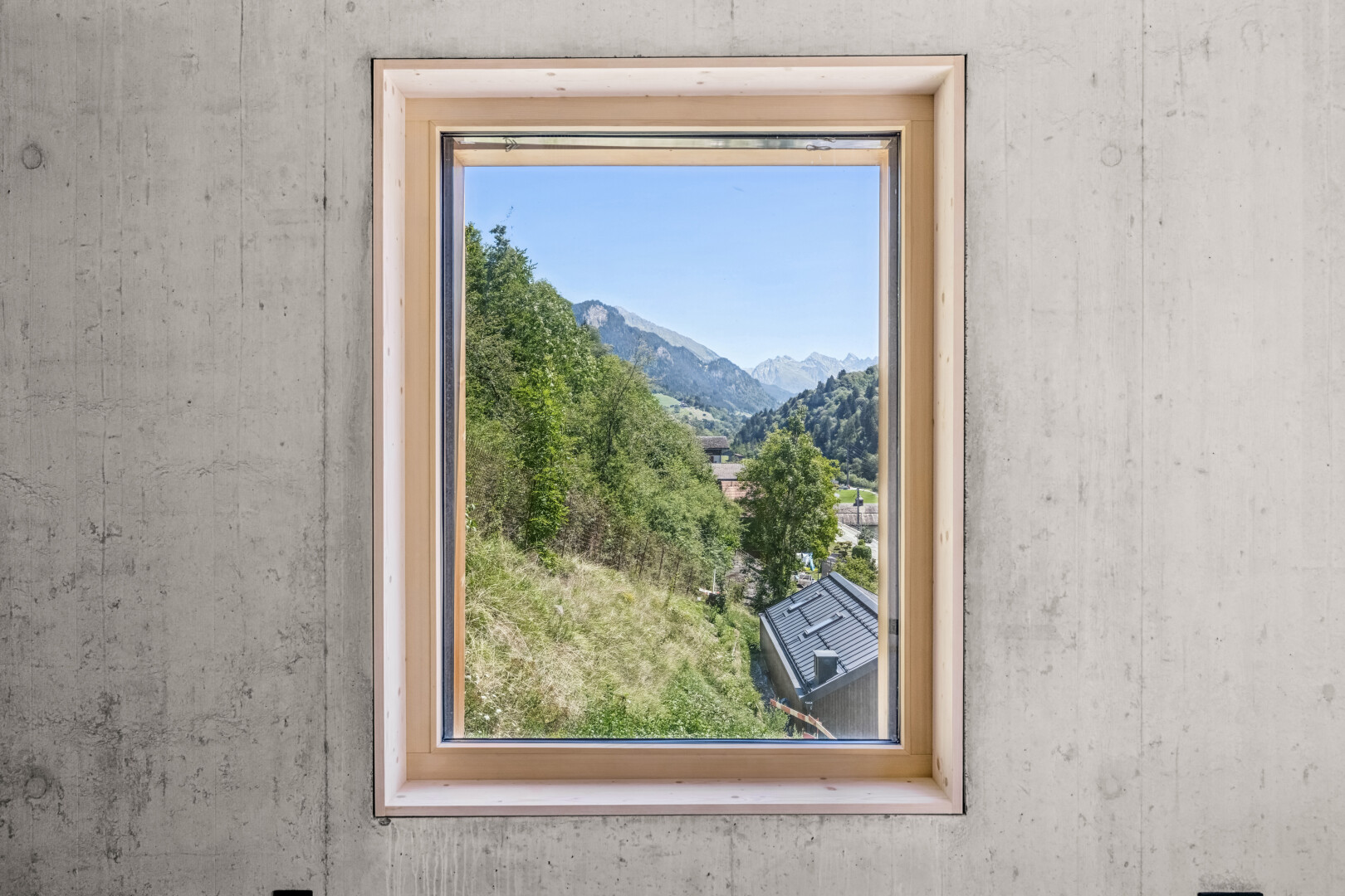 einzelheiten mit natürliches licht, view, blick auf die berge, mountain view, und window