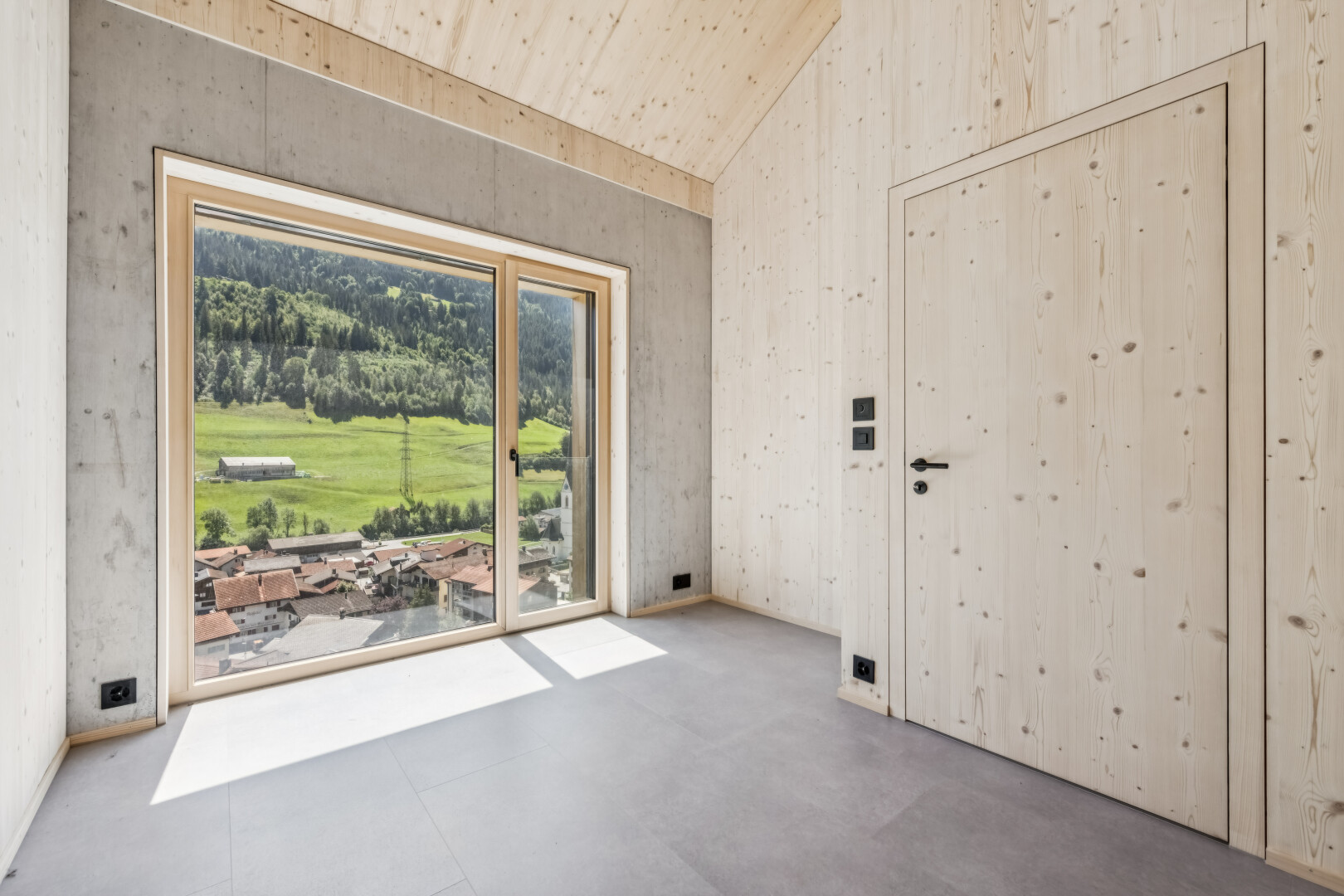leerer raum mit vaulted ceiling, dachschräge, inside property, concrete wall, und betonmauer
