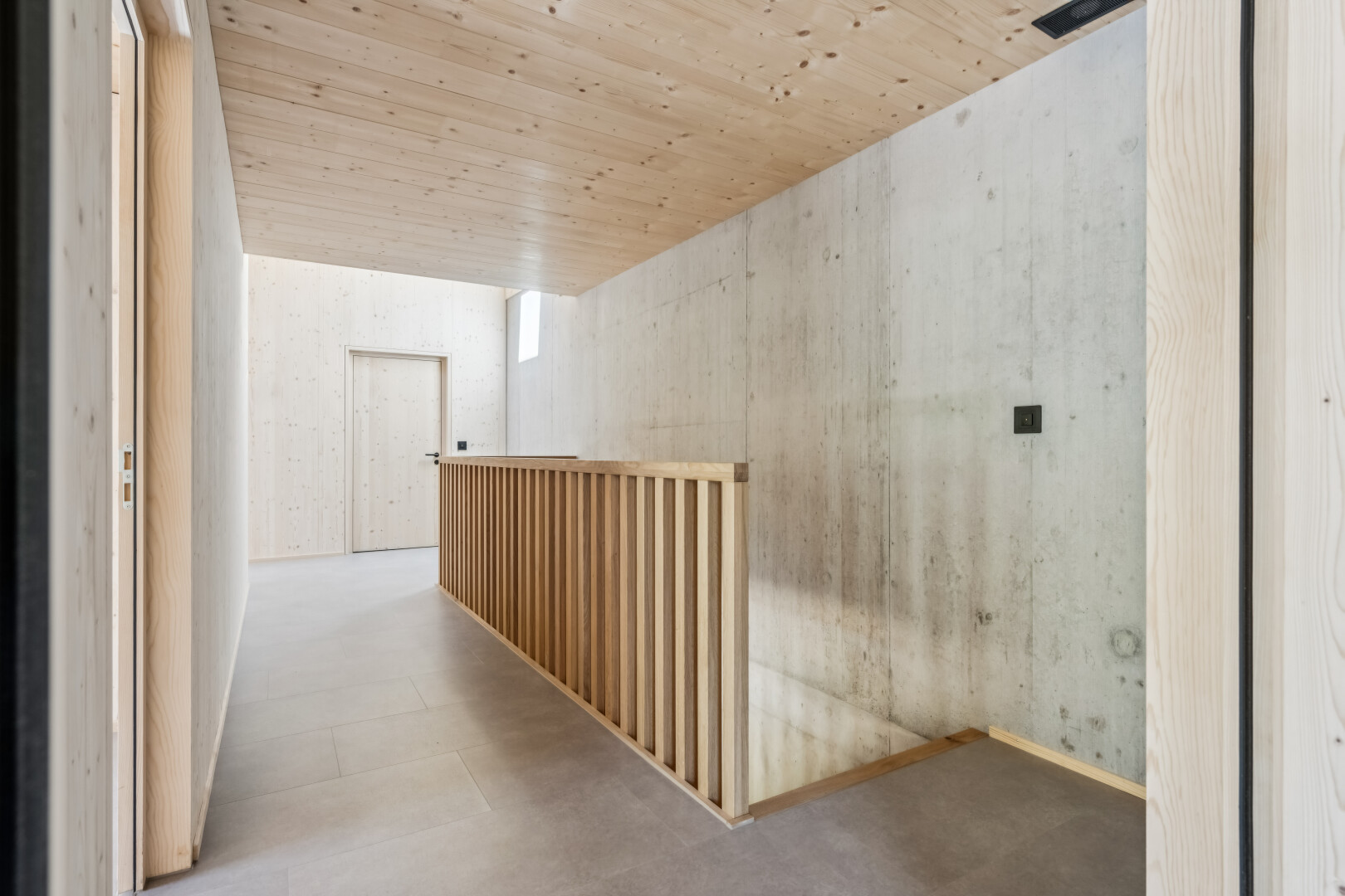 halle / korridor mit wood ceiling, holzdecke, inside property, high end ceiling, und natürliches licht