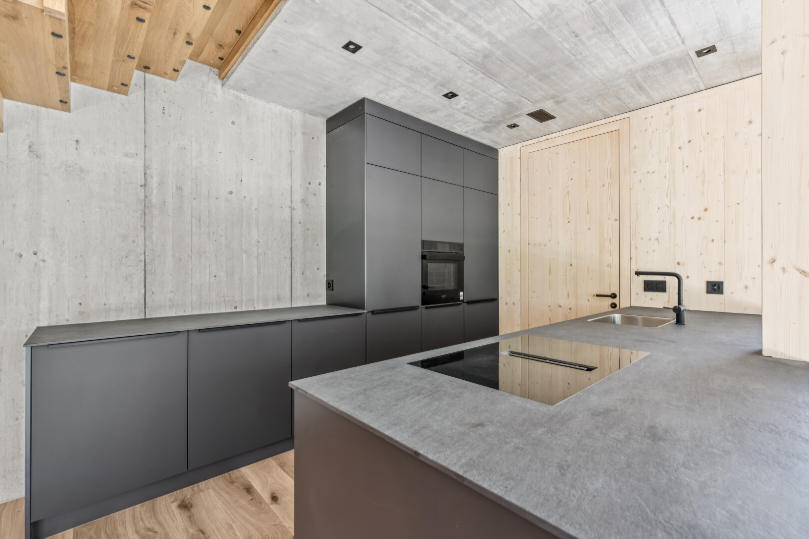 küche mit gray cabinets, graue schränke, flat panel cabinets, schränke mit flachen paneelen, und wood finish floor