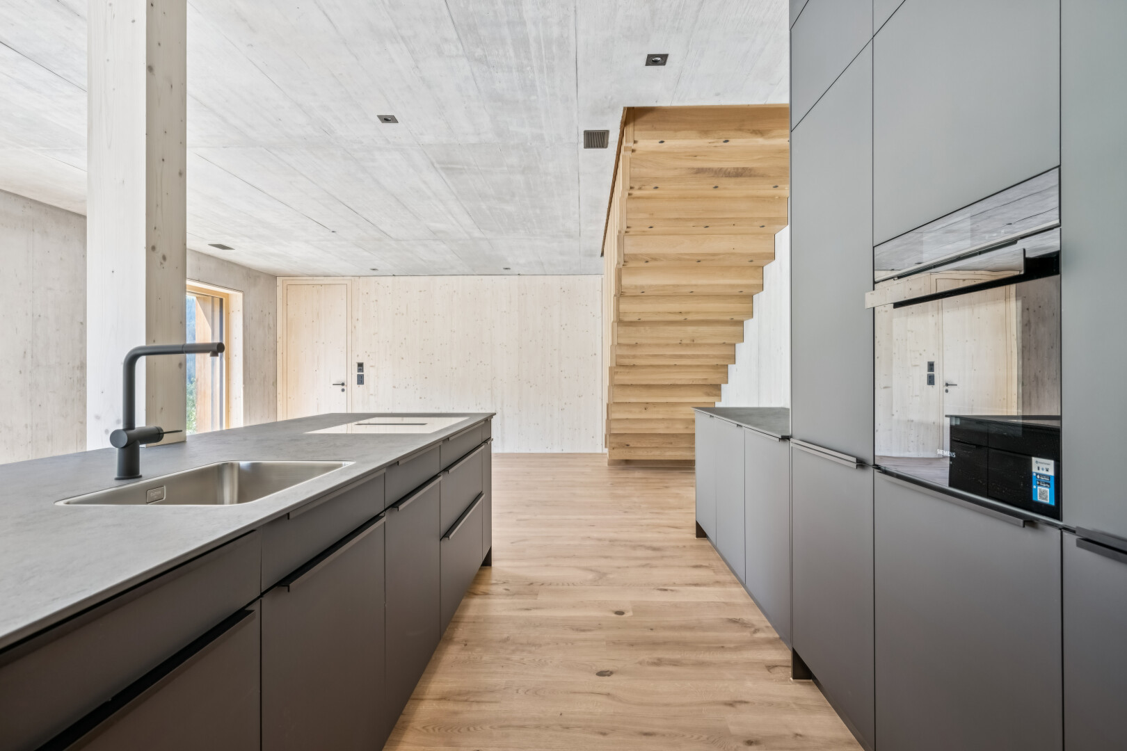 küche mit gray cabinets, graue schränke, ofen, wood finish floor, und holzfußboden
