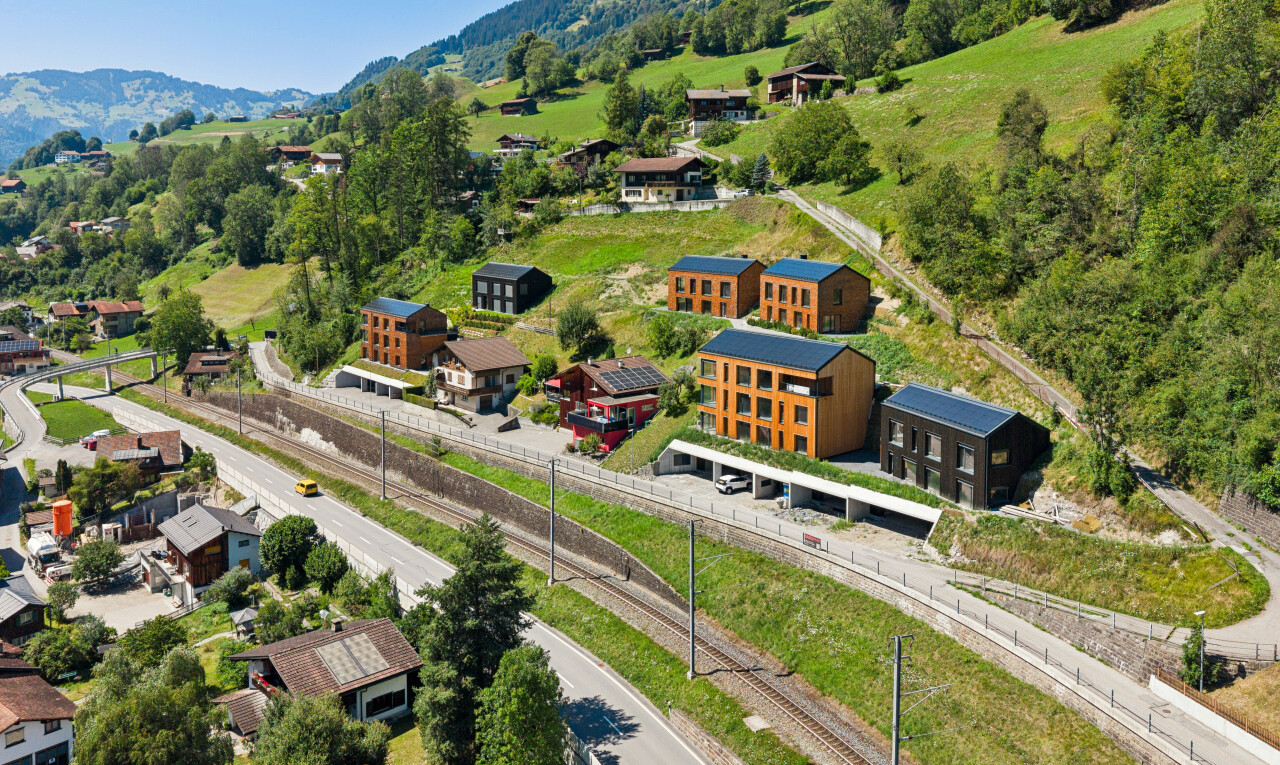 blick auf die berge mit railroad view und blick auf die bahngleise