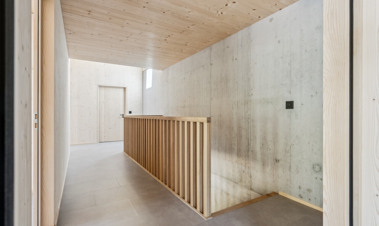 halle / korridor mit wood ceiling, holzdecke, inside property, high end ceiling, und natürliches licht