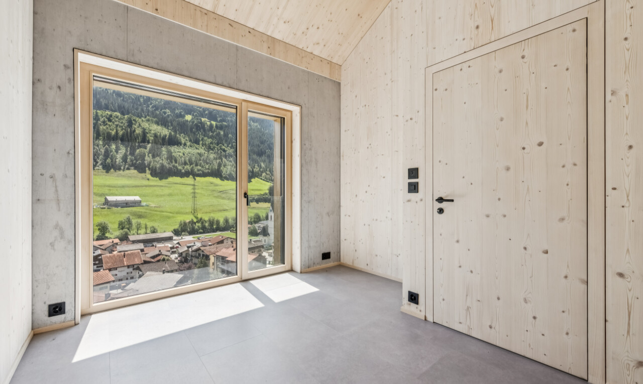 leerer raum mit vaulted ceiling, dachschräge, inside property, concrete wall, und betonmauer