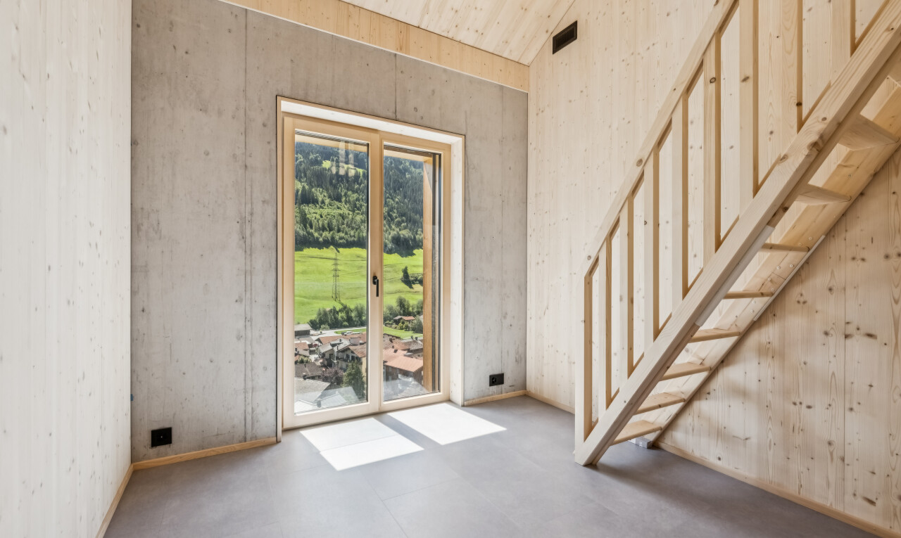 leerer raum mit treppen und inside property