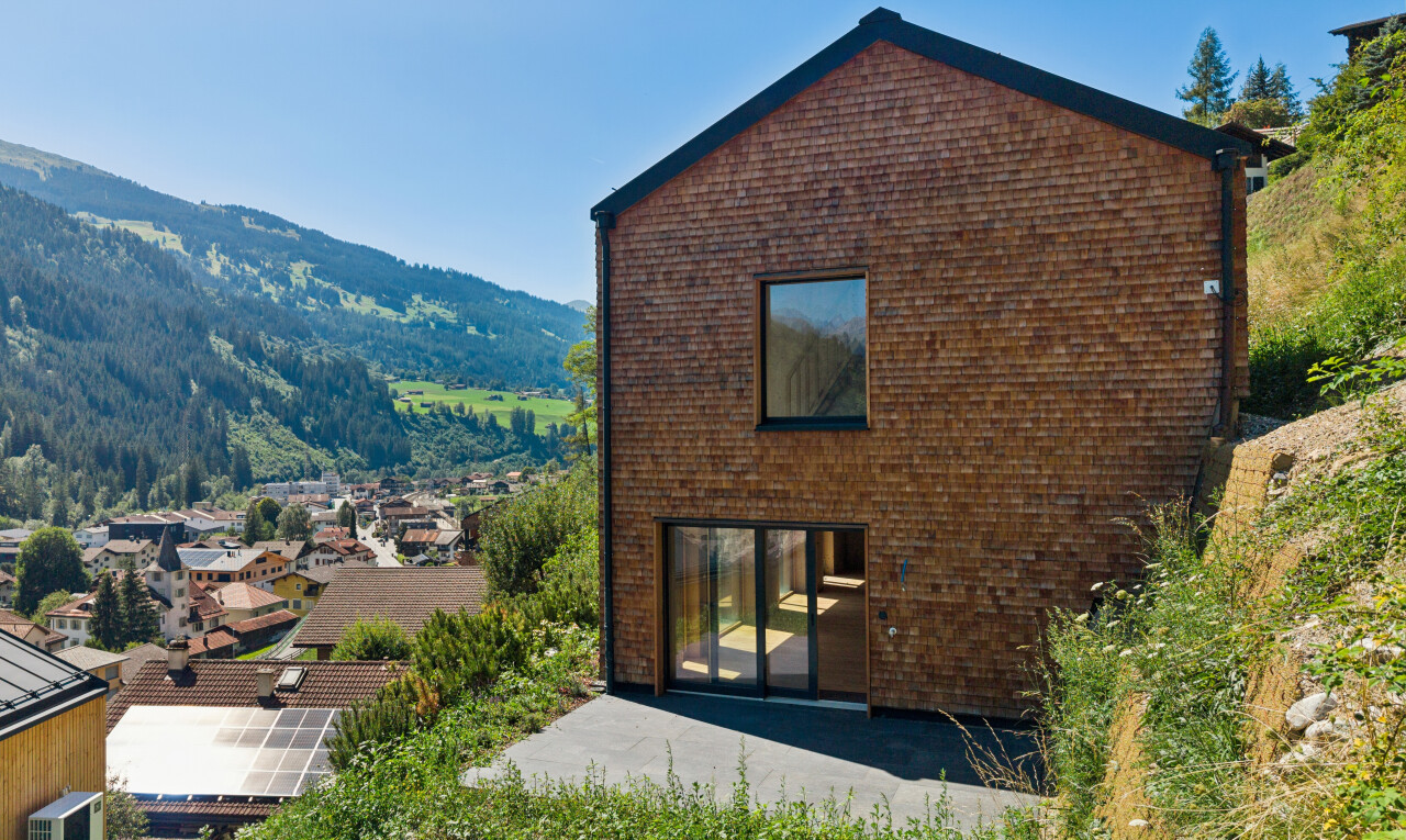 außenansicht mit ziegelverkleidung und day time